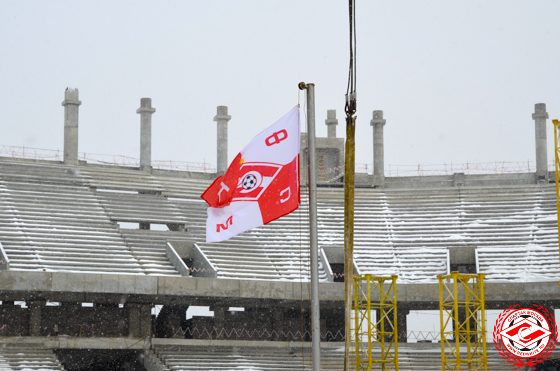 В самом центре футбольного поля - Спартаковский флаг