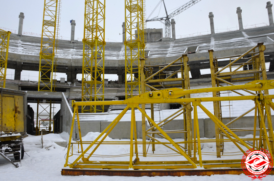 Стадион Спартак - Желтые металлические конструкции - это подготовка для строительства ферм, которые будут держать козырьки