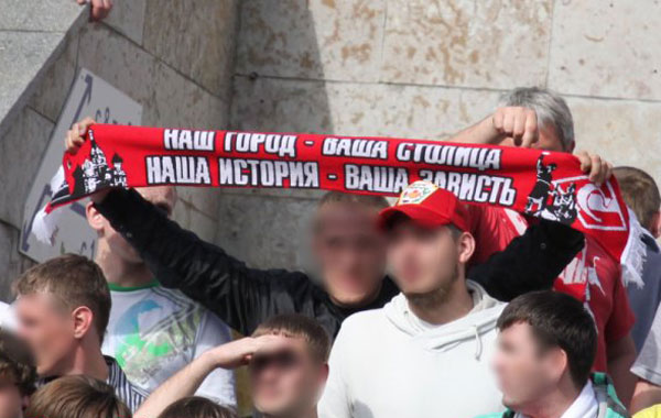 Болельщиков "Спартака" развезли по отделениям полиции после игры с "зенитом" Болельщиков "Спартака" развезли по отделениям полиции после игры с "зенитом"