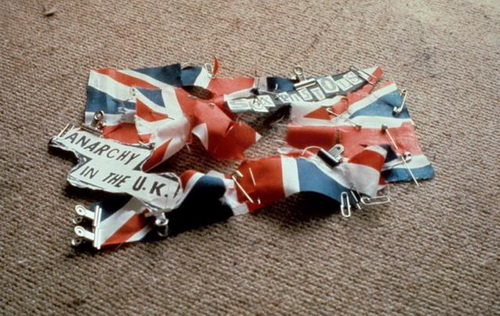 Порвать на тряпки британский флаг!!!!