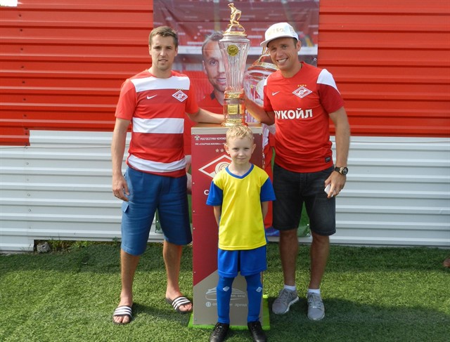 Глушаков привёз кубок чемпионов России в родное Миллерово Глушаков привёз кубок чемпионов России в родное Миллерово