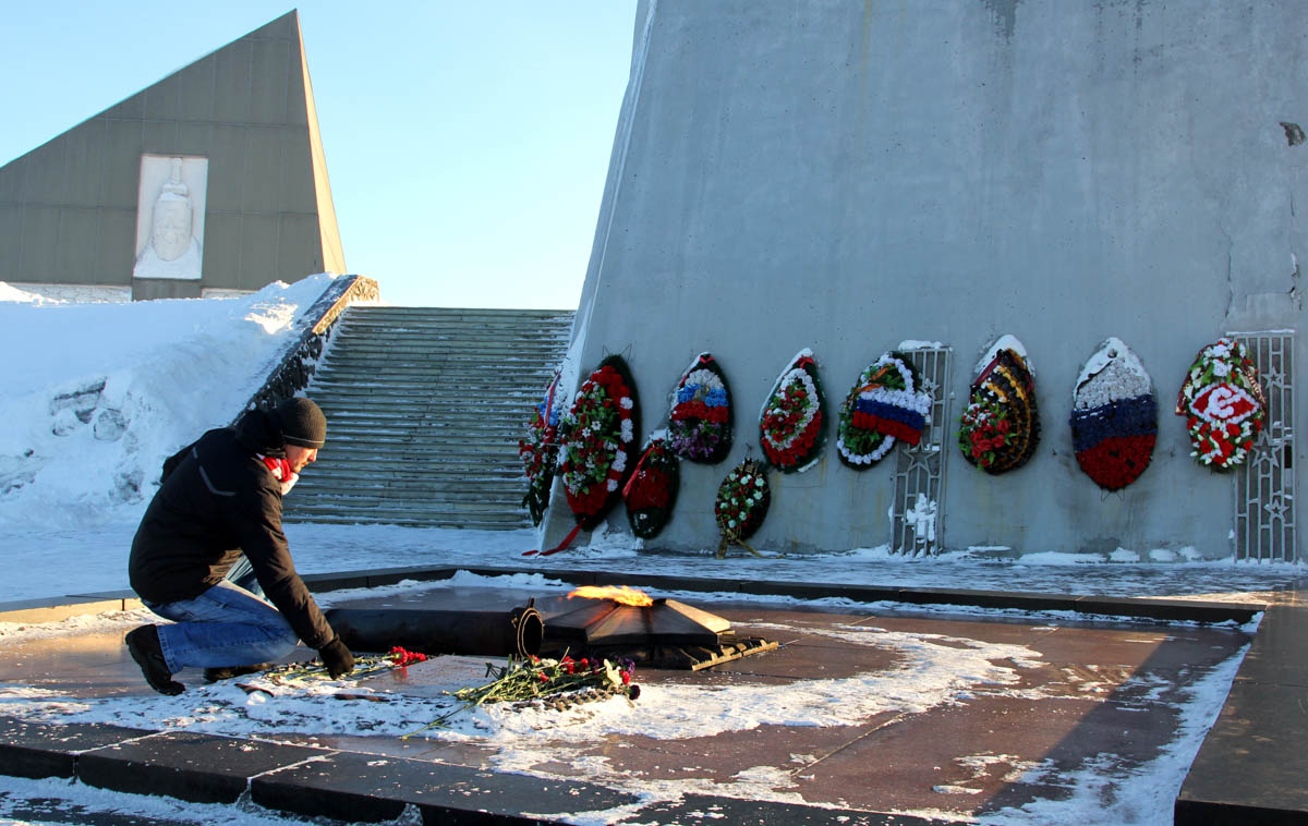 спартаковские болельщики возложили венок и цветы к мемориалу Защитникам Советского Заполярья