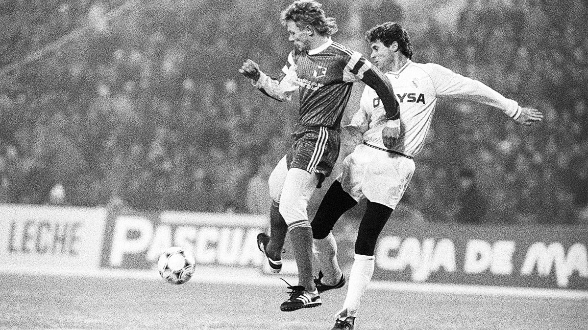 Валерий Карпин в игре против мадридского Реала в 1991 году