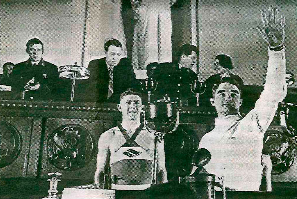 В апреле 1936 года в Москве состоялся X съезд ВЛКСМ. С приветствием от физкультурников общества «СПАРТАК» выступил Николай Старостин (на трибуне с поднятой рукой), А.В. Косарев в президиуме крайний слева.