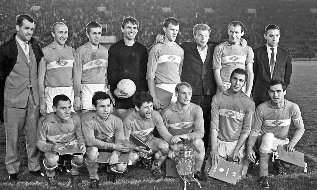 «Спартак» после победы в Кубке СССР 1965 года, Владимир Петров — второй слева в верхнем ряду.)
