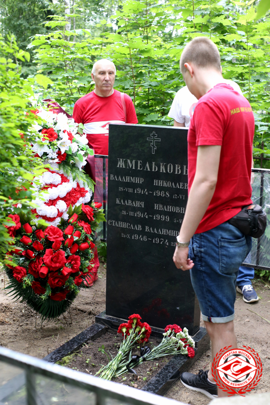 Памятник на могиле Владислава Жмелькова Памятник на могиле Владислава Жмелькова