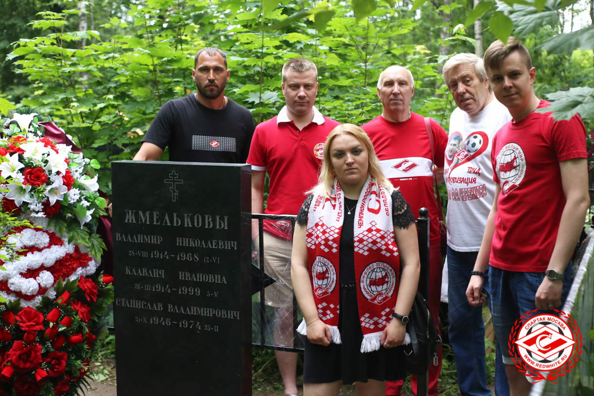 Памятник на могиле Владислава Жмелькова Памятник на могиле Владислава Жмелькова