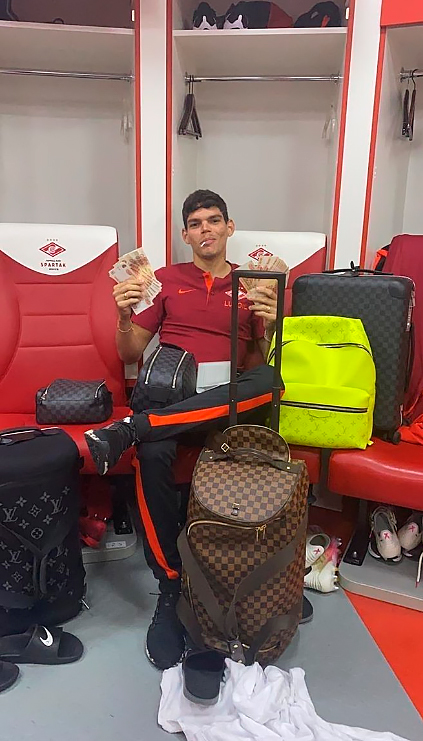 Айртон и Louis Vuitton и Gucci Айртон и Louis Vuitton и Gucci.\