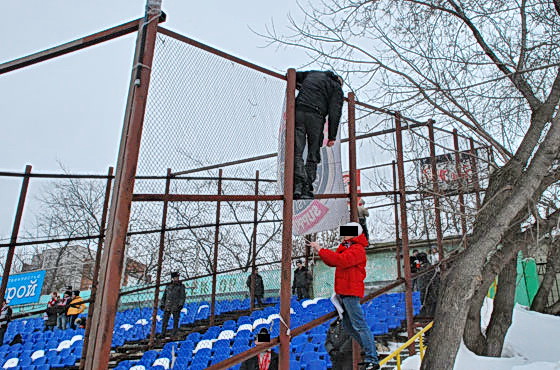 Пряха вывешивает баннеры