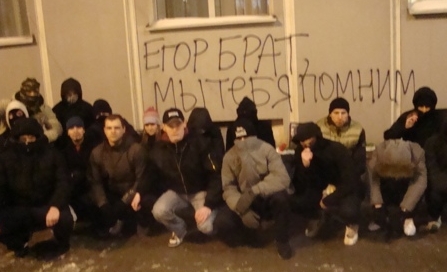 В Петербурге фанаты помянули болельщика "Спартака" В Петербурге фанаты помянули болельщика "Спартака"