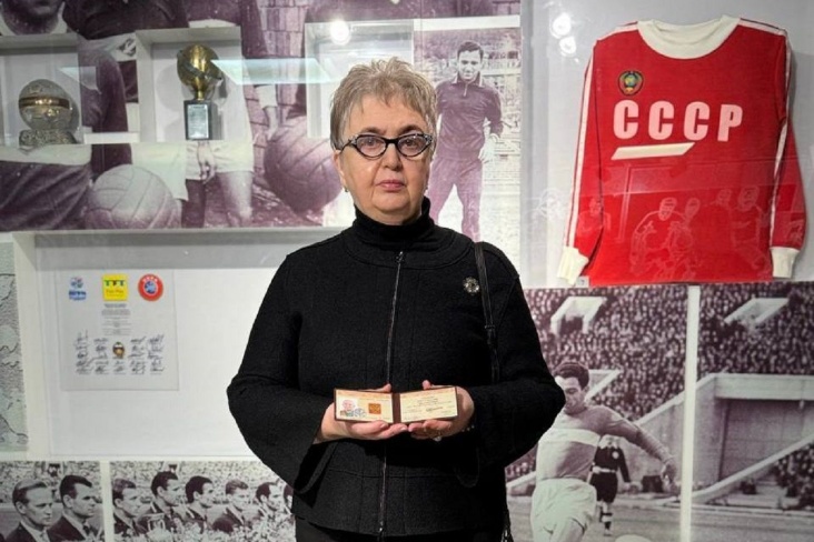 Дочери Никиты Симоняна передали золотую медаль Героя Труда России