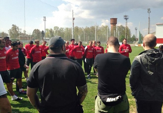 Фанаты «Спартака» приехали пообщаться с игроками в Тарасовку