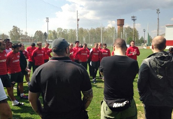 Фанаты «Спартака» приехали пообщаться с игроками в Тарасовку Фанаты «Спартака» приехали пообщаться с игроками в Тарасовку