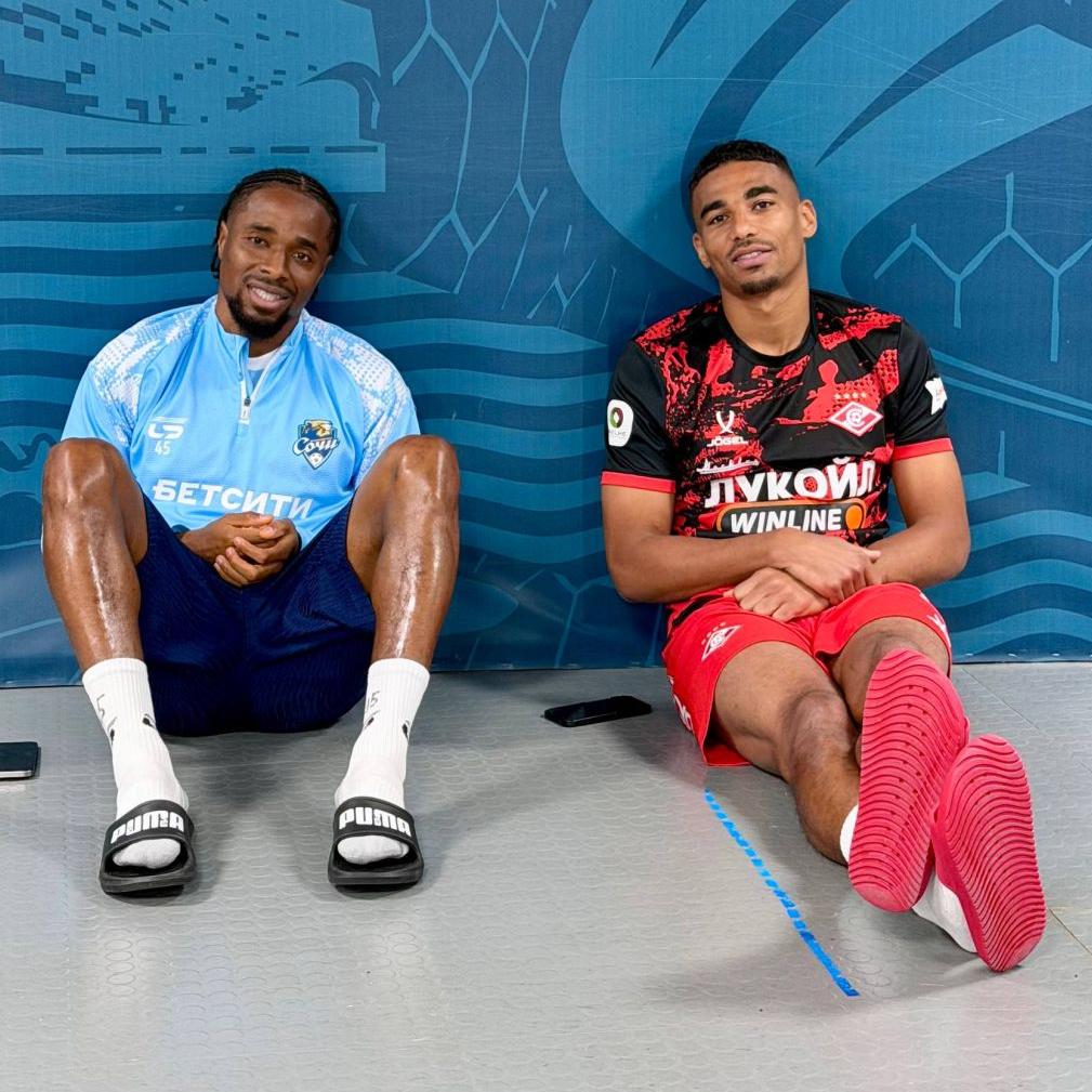 «В ожидании матча». «Сочи» выложил фото Камано и Джику после переноса игры со «Спартаком»