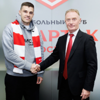 «Спартак» и полузащитник Роман Зобнин продлили контракт. Теперь соглашение с 31-летним капитаном красно-белых рассчитано до лета 2027 года.