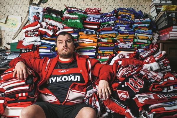 Фанат «Спартака» собрал 5000 шарфов. Ими забиты квартира и три гаража Фанат «Спартака» собрал 5000 шарфов. Ими забиты квартира и три гаража